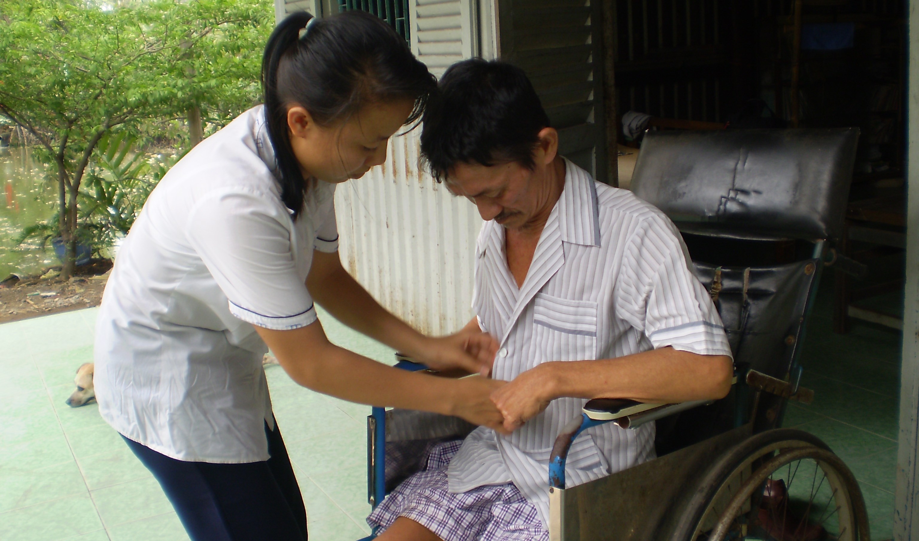 Ðỡ nâng người khuyết tật trong gia đình