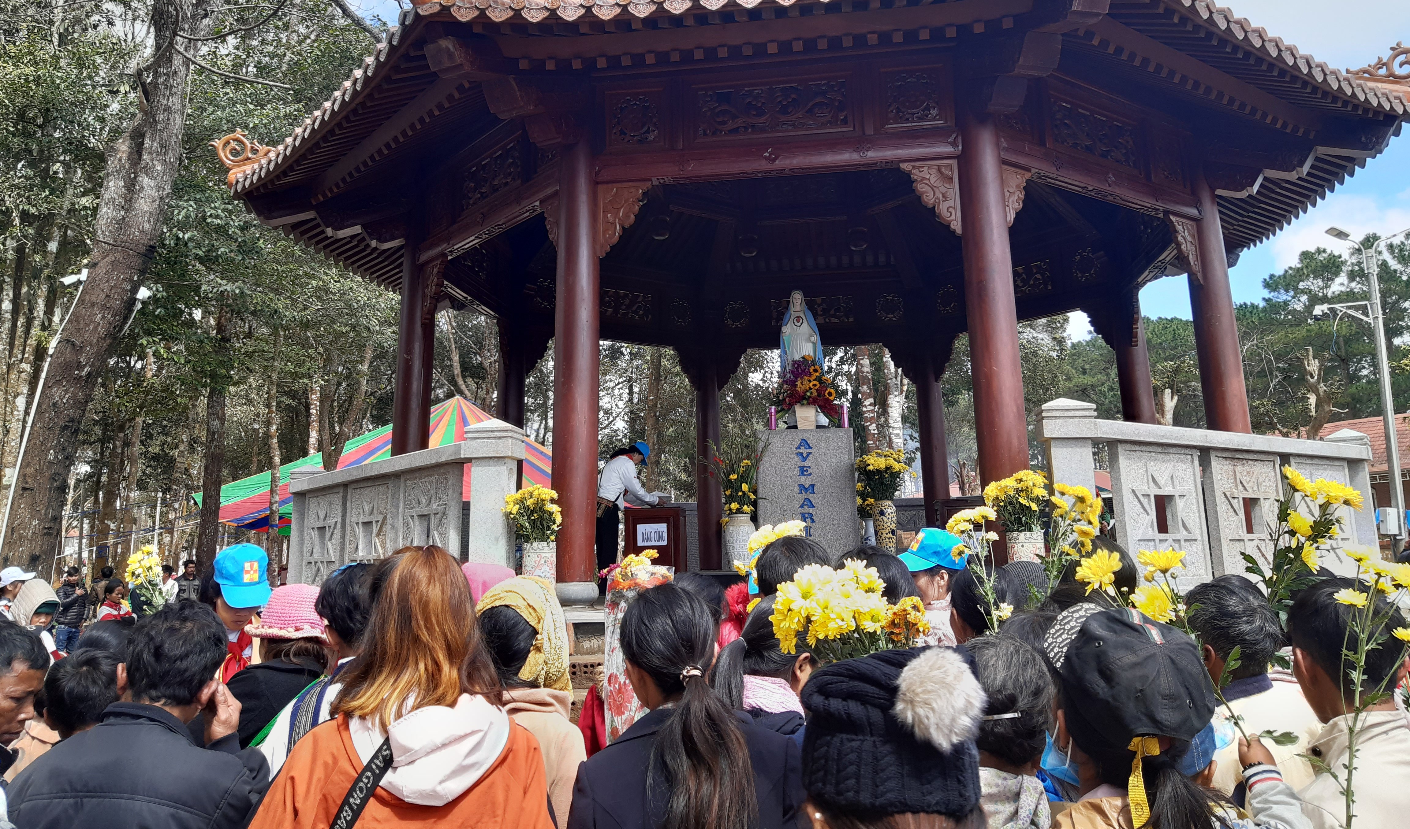 “Về bên Mẹ Măng Ðen”