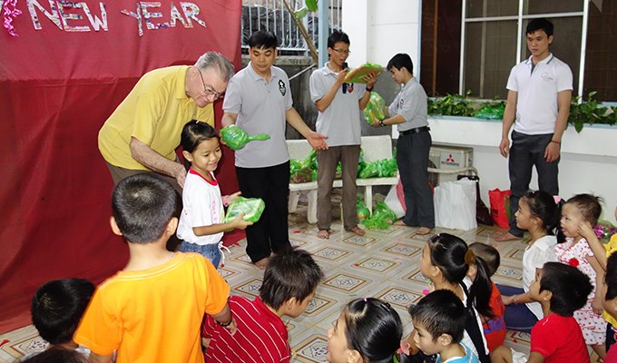 Những tu sĩ với trái tim trên ngực áo