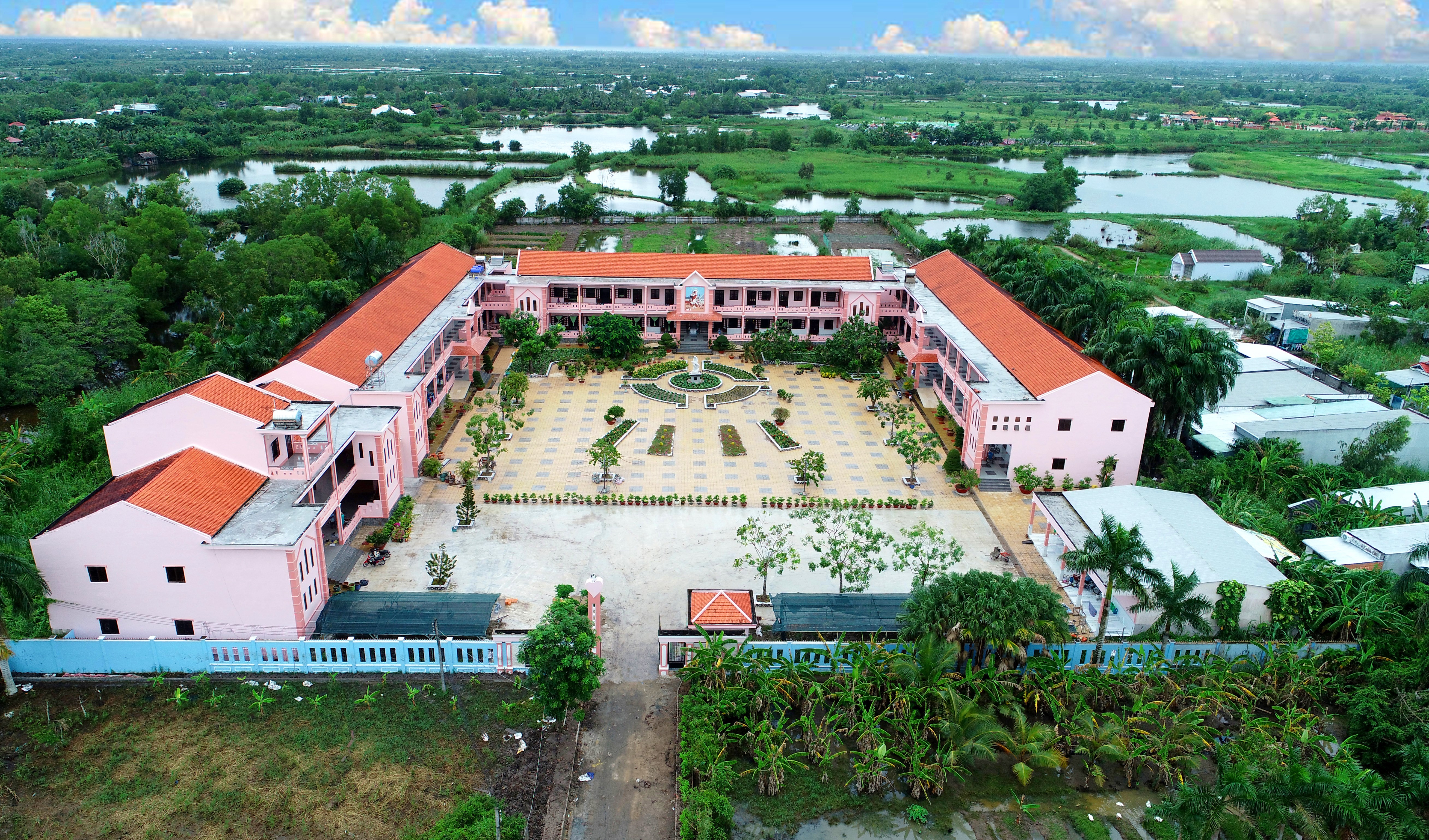 Hiện diện giữa dòng đời để đem tình thương Chúa cho mọi người