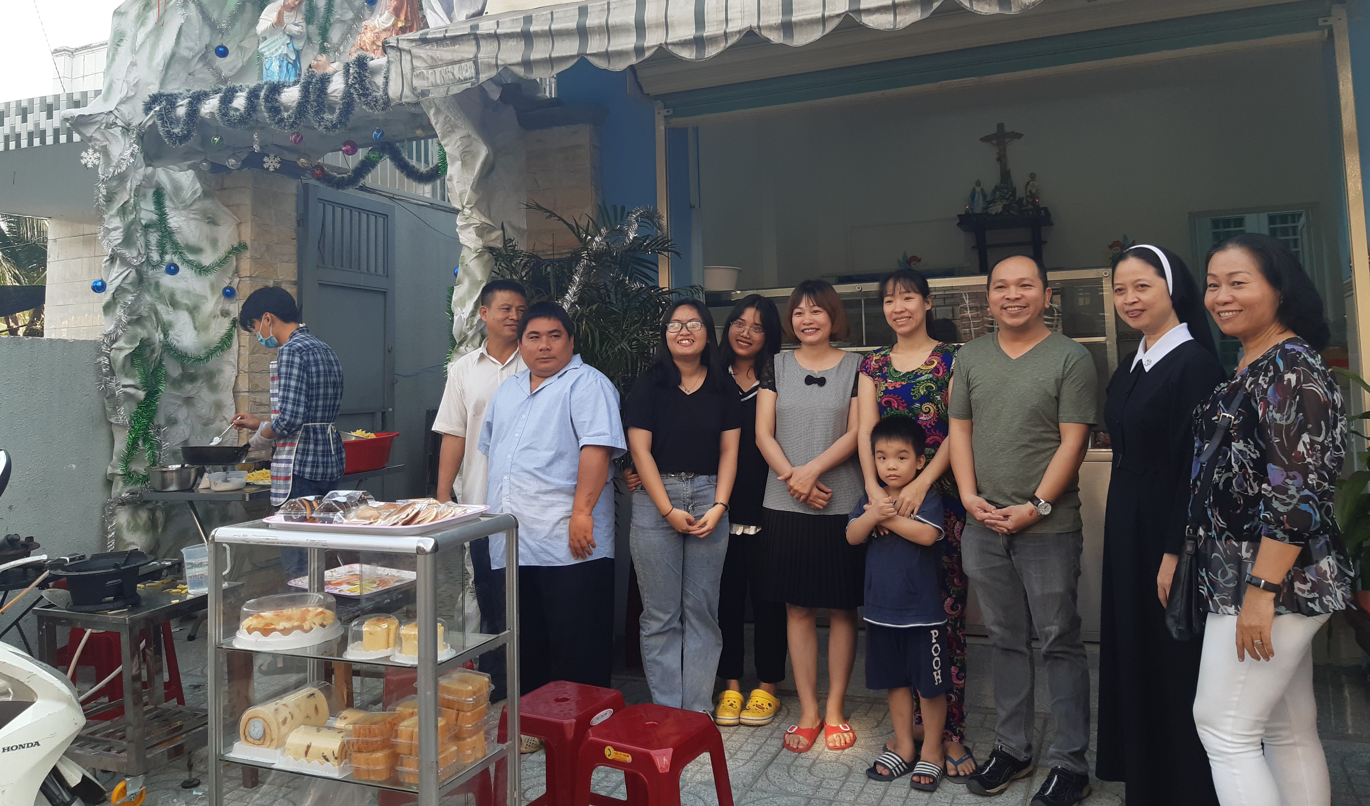 Quầy điểm tâm và cửa hàng quần áo 0 đồng giữa phố