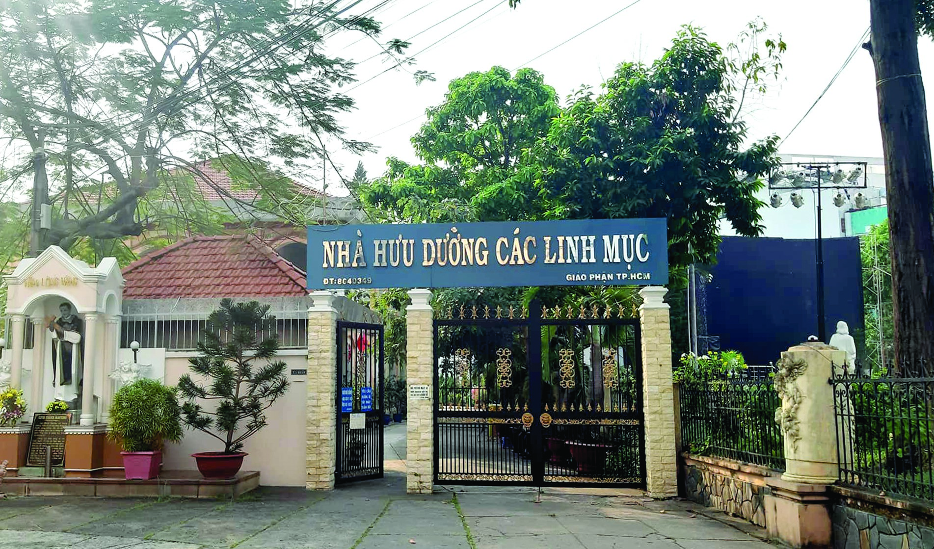 Ngày xuân bên cánh cửa nhà hưu
