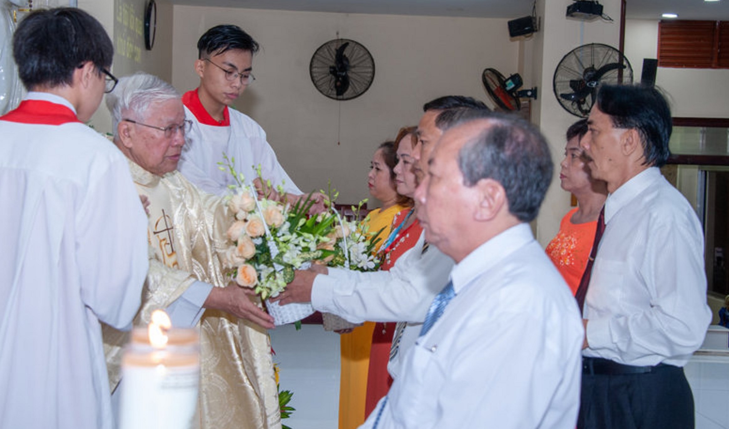 Giáo xứ Hà Nội:  Lưu luyến phút chia tay cha Ðaminh Ðinh Ngọc Lễ  nghỉ hưu