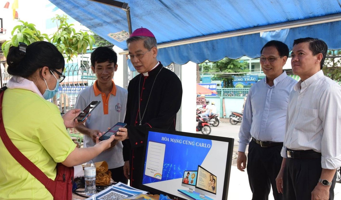 Hòa mạng cùng Carlo