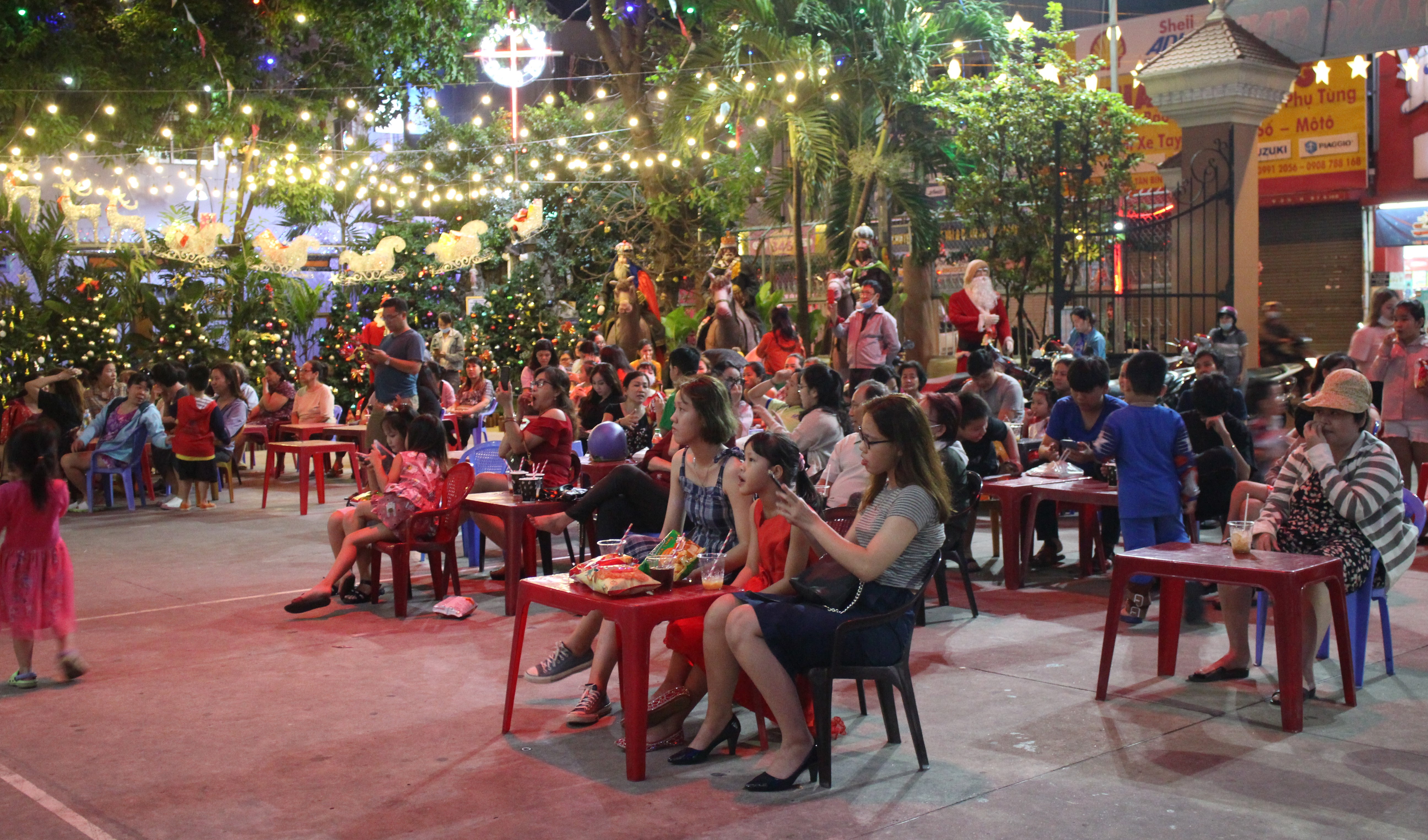 Cà phê “hát với nhau” mừng Noel