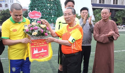Thể thao liên tôn đón Giáng sinh