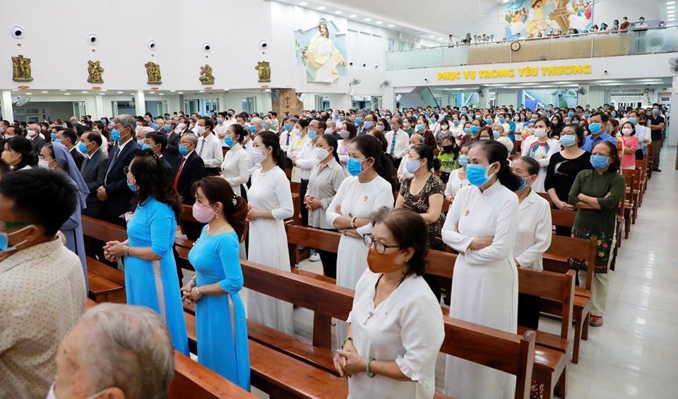 Mang khẩu trang: Bác ái trong mùa dịch