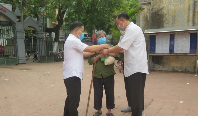 “Đóng cửa nhà thờ nhưng không đóng cửa lòng mục tử”
