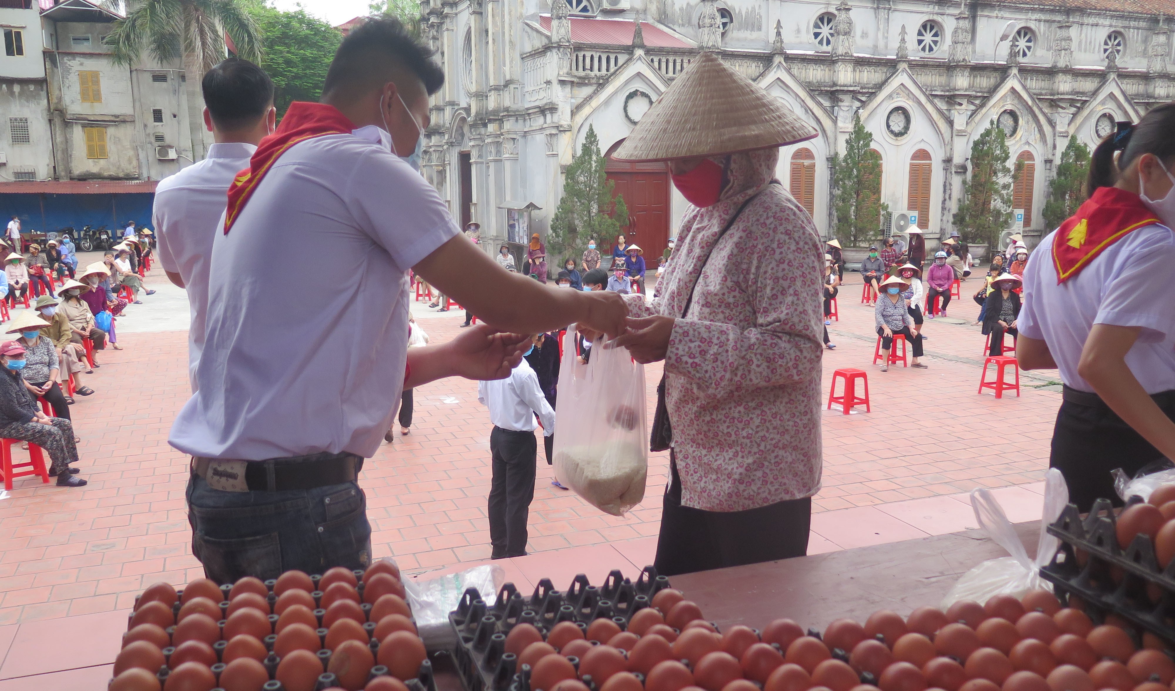 Ấm áp tình đồng bào
