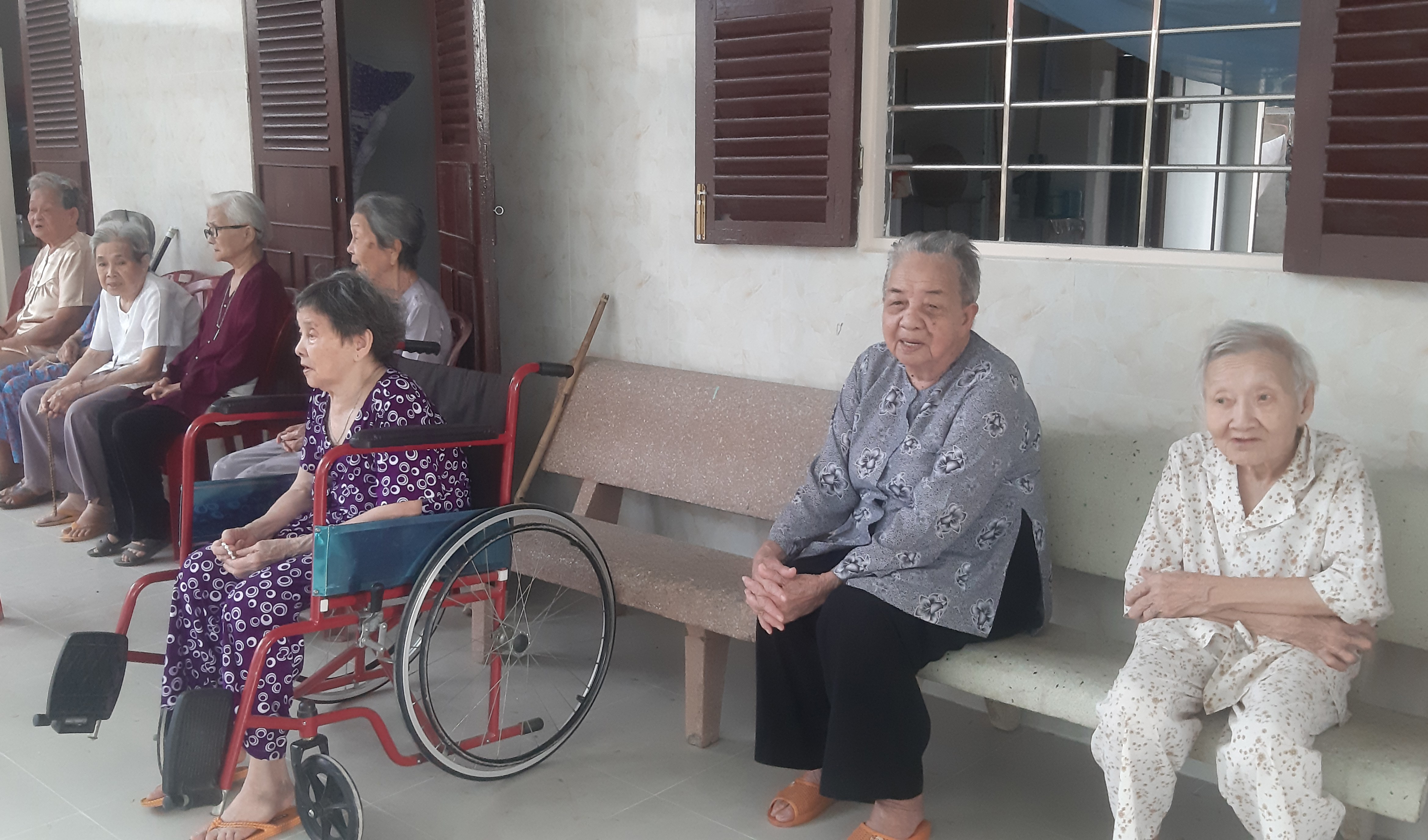 Mái nhà bên trong cánh cửa tu viện