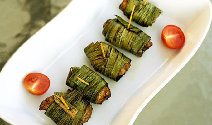 Thịt gà  cuộn lá dứa kiểu Thái