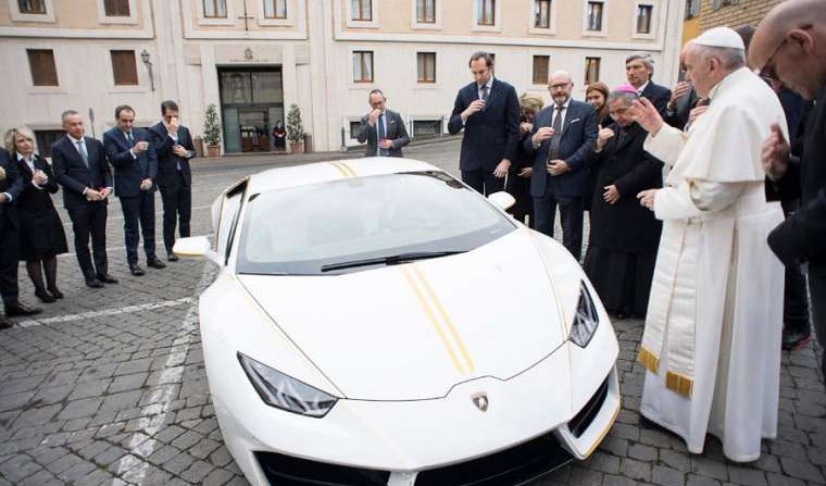 Ðức Giáo Hoàng bán siêu xe Lamborghini được tặng để giúp dân Iraq