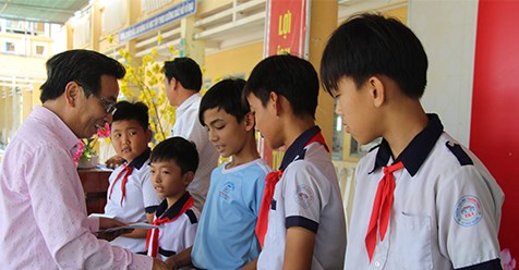 Trao 100 suất học bổng cho con em gia đình chính sách tại hai xã vùng sâu huyện Tháp Mười