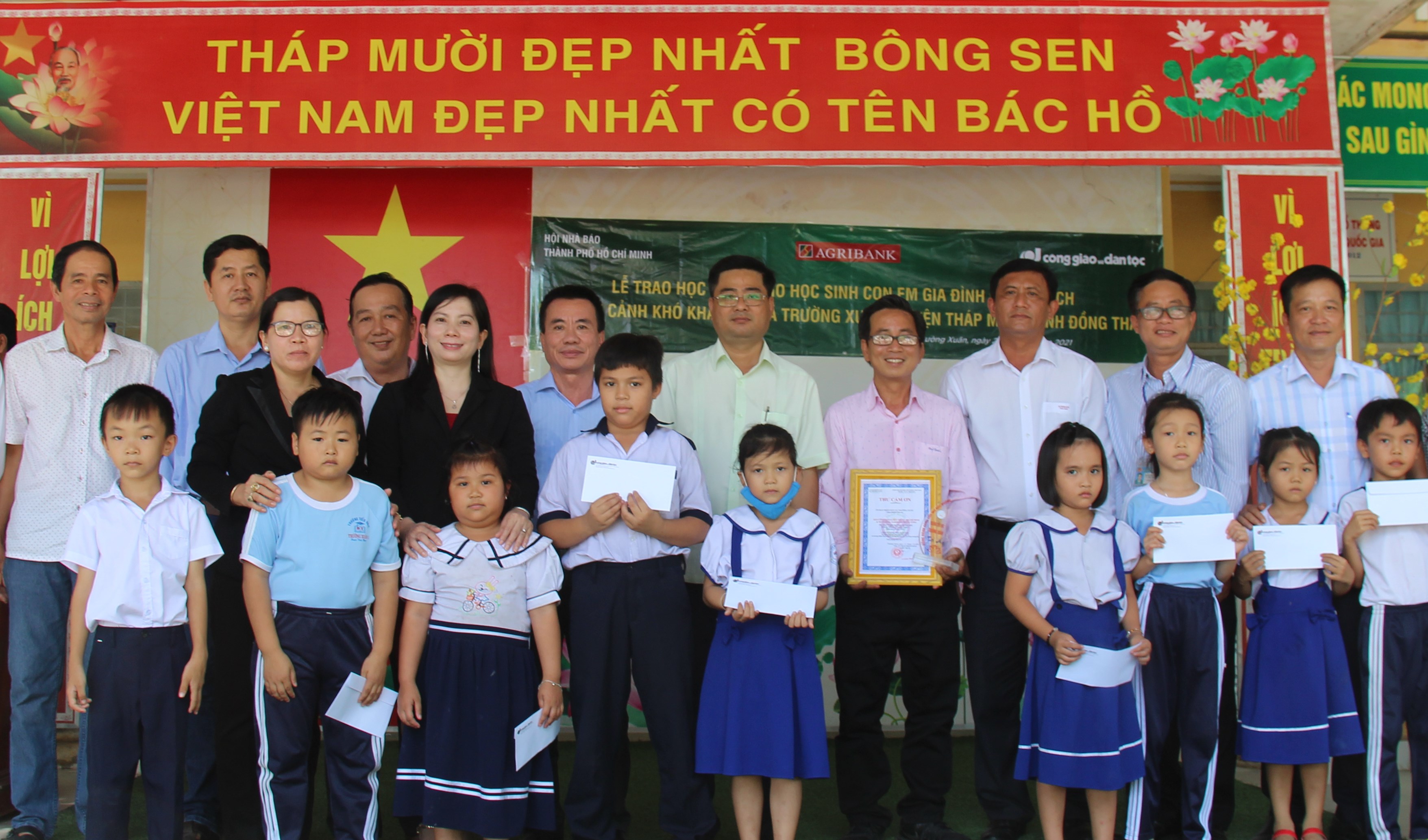 Báo Công giáo và Dân tộc trao 100 suất học bổng