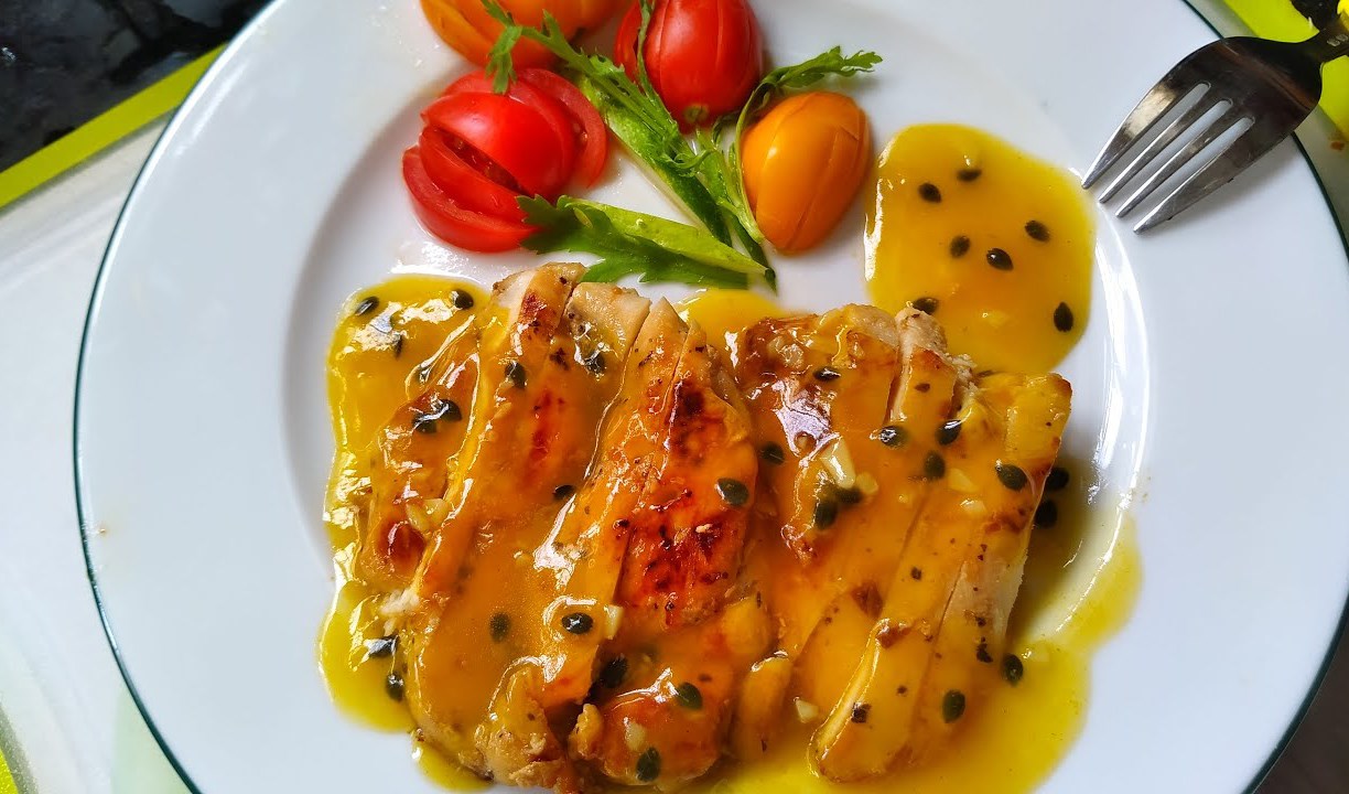 Giữ dáng với ức gà sốt chanh dây