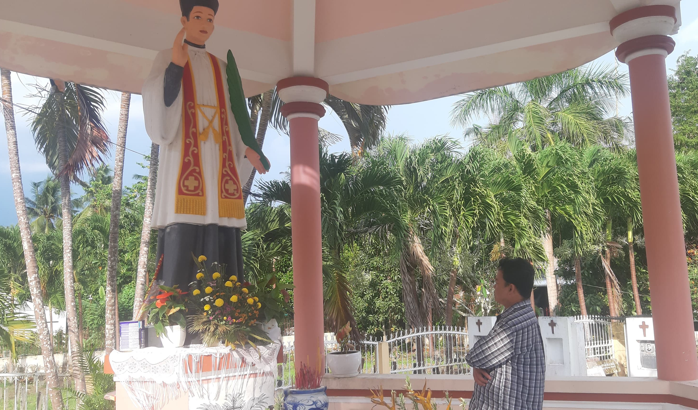 Ðền ông thánh giữa xóm làng
