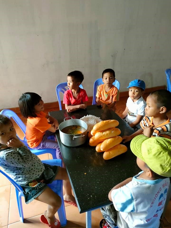 Bếp cơm bác ái cho trẻ em dân tộc thiểu số nghèo giữa mùa dịch