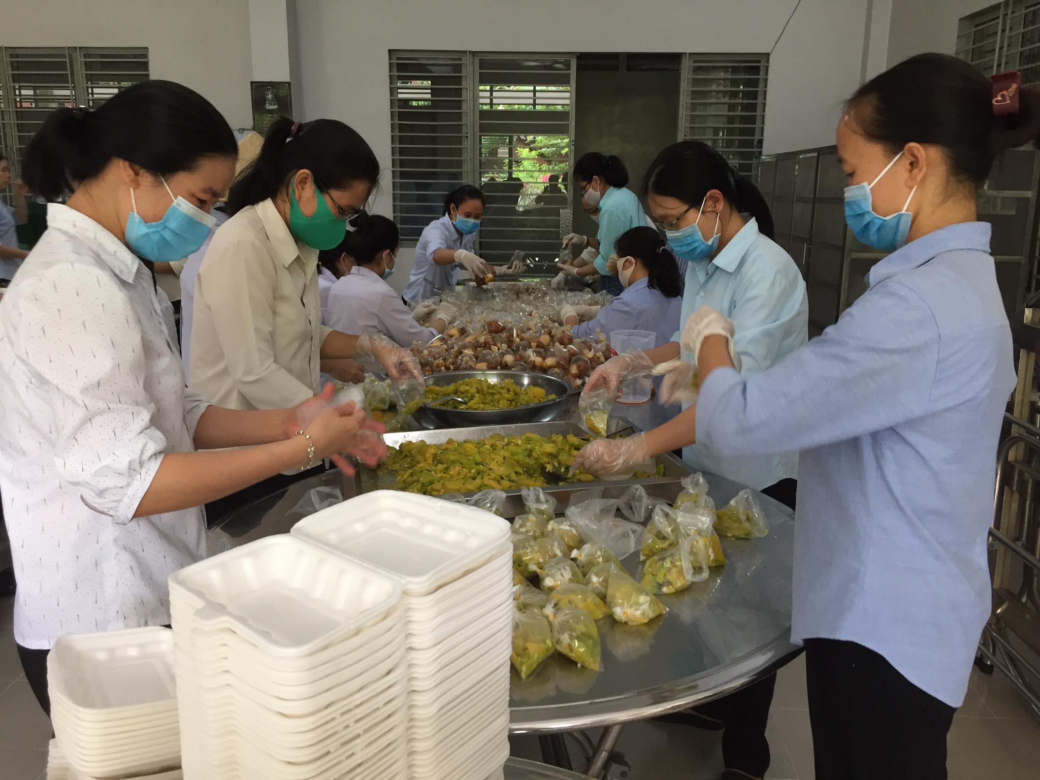 Dòng Đa Minh Rosa Lima tất bật đêm ngày vì bà con vùng dịch