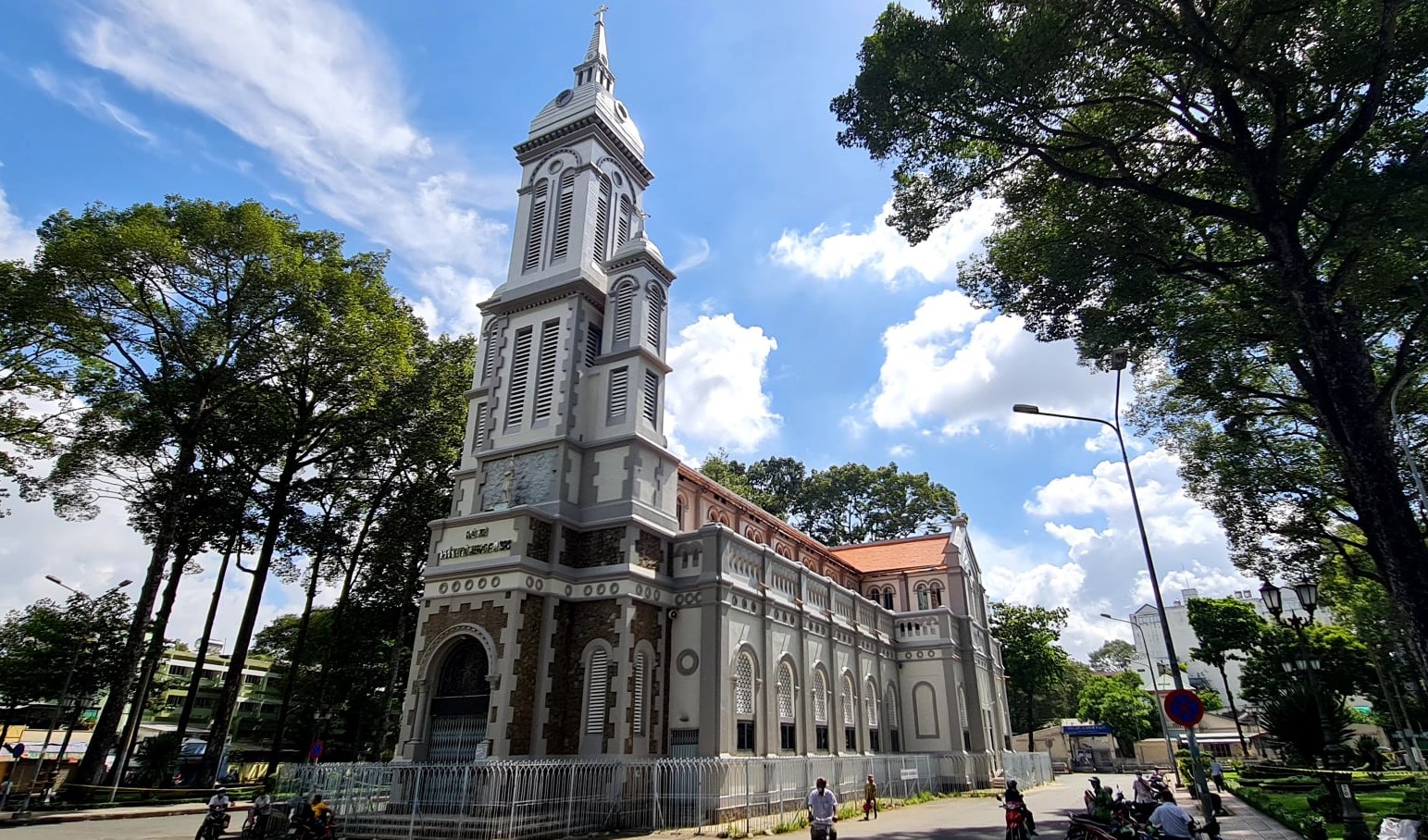 Giáo xứ Thánh Jeanne D’arc cung hiến bàn thờ mới và kỷ niệm 100 năm thành lập