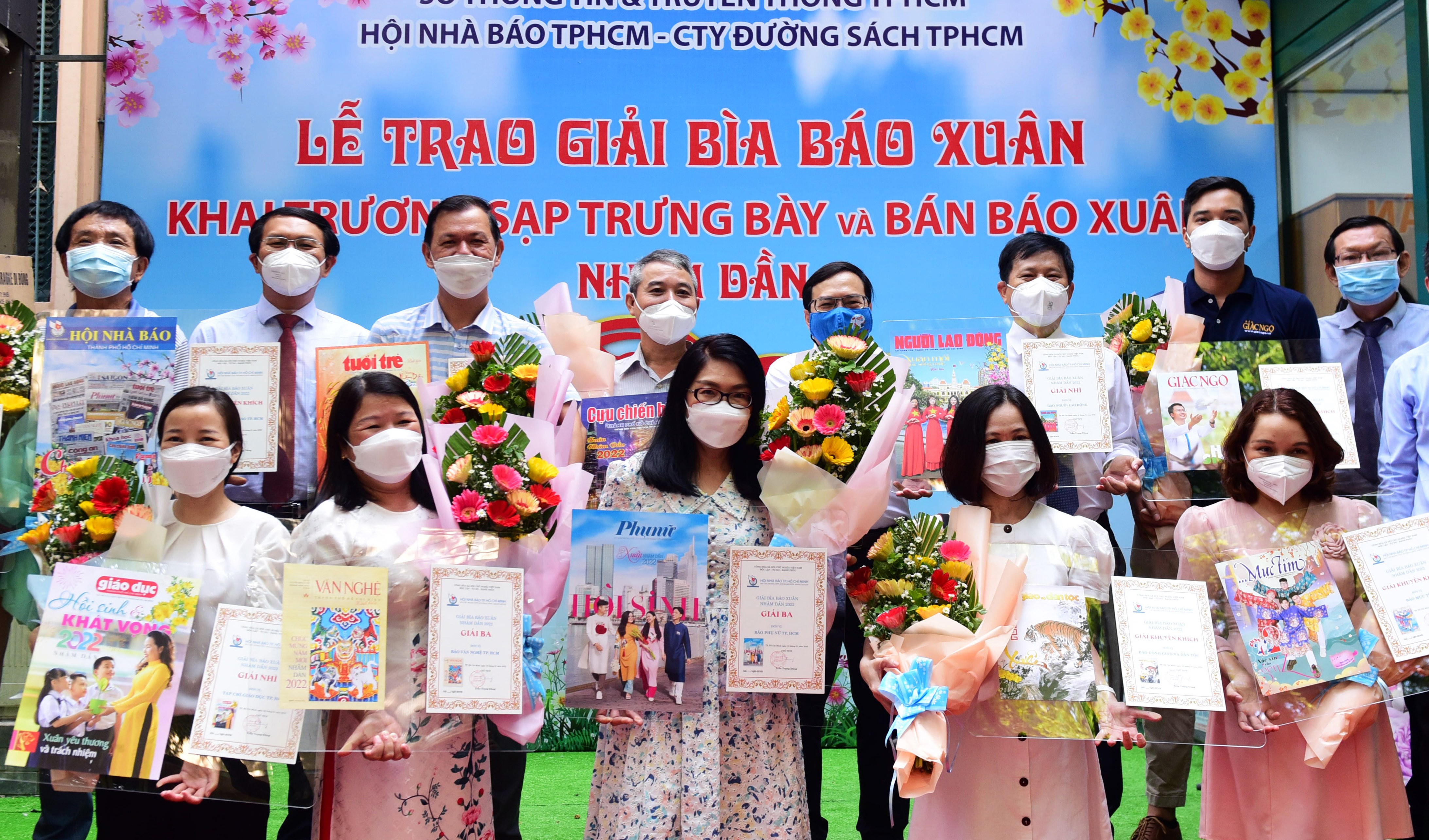 Trao giải bìa báo xuân và bán báo gây quỹ từ thiện