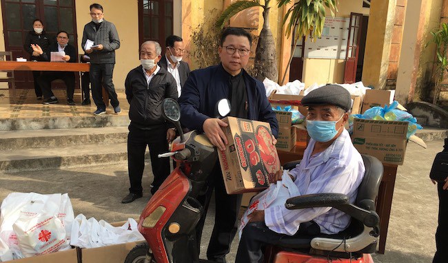 Caritas Bùi Chu trao quà Xuân đến gia đình hoàn cảnh