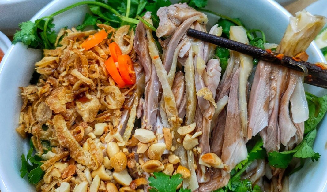 Thưởng thức phong vị Bắc với phở gà trộn