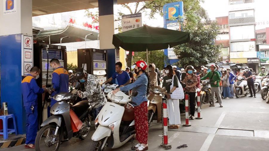 Người dân xếp hàng mua xăng