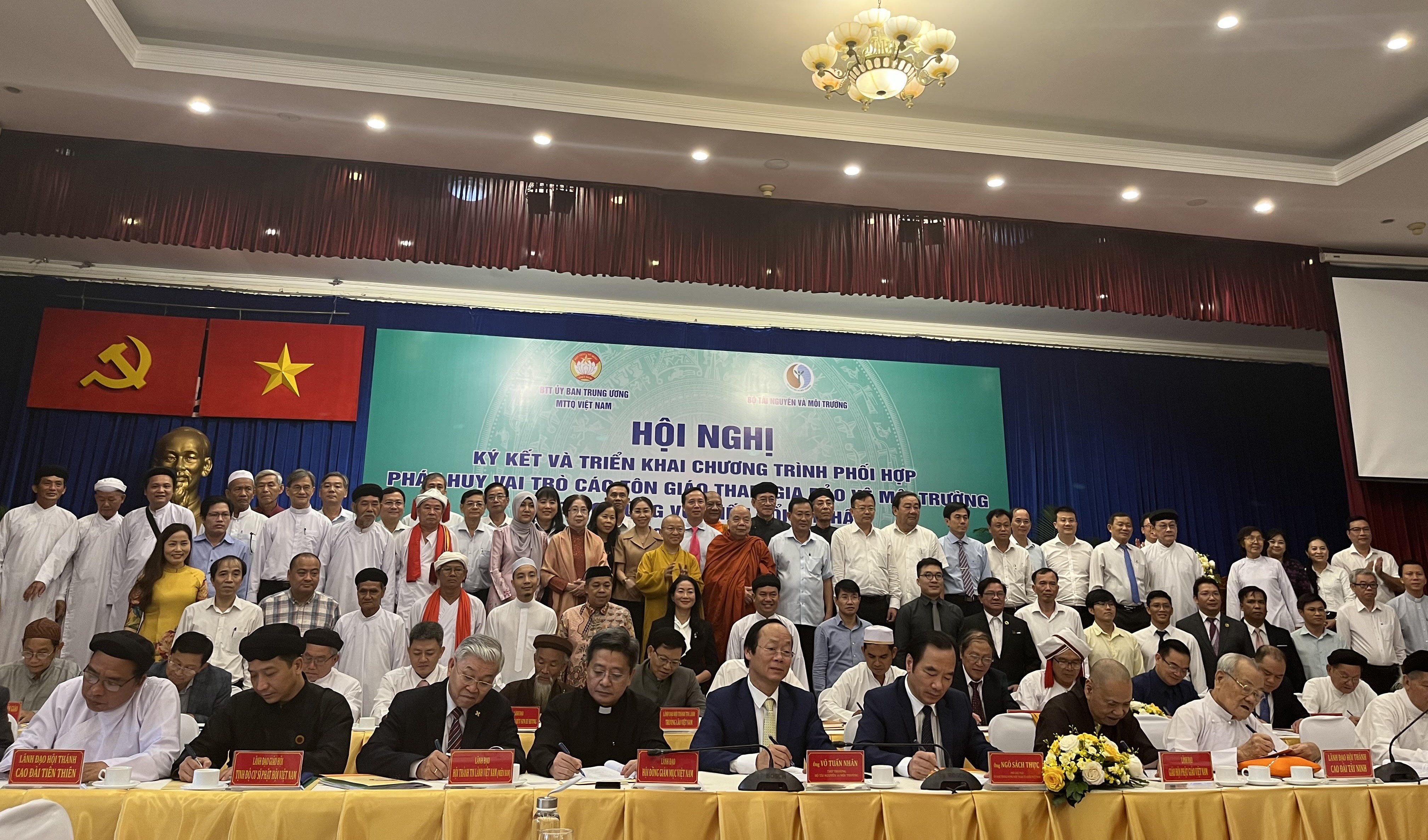 Các tôn giáo ký kết chương trình  bảo vệ môi trường, ứng phó biến đổi khí hậu