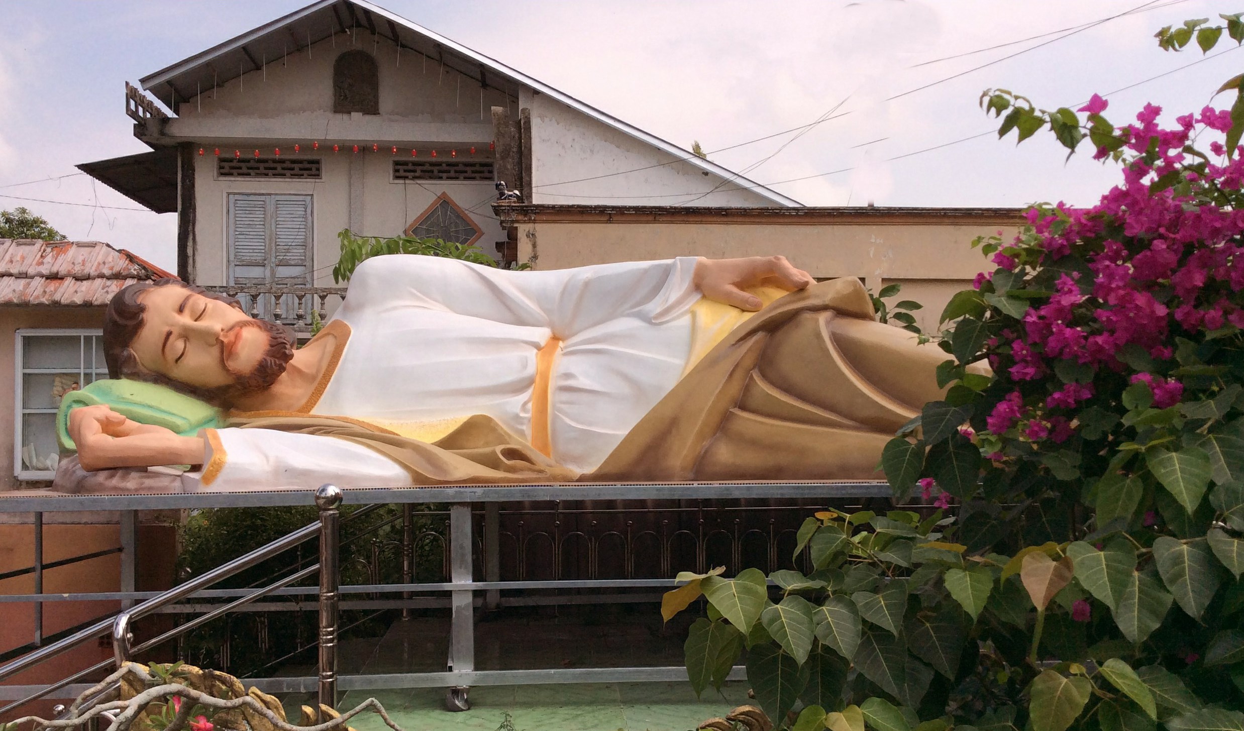 Tượng Thánh Giuse nằm ngủ ở kênh F