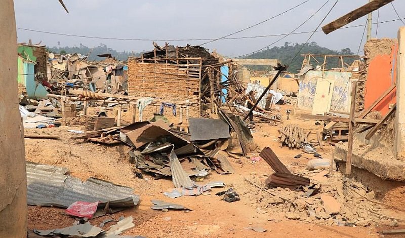 Phụ nữ Ghana giúp nạn nhân vụ nổ ở Apiatse