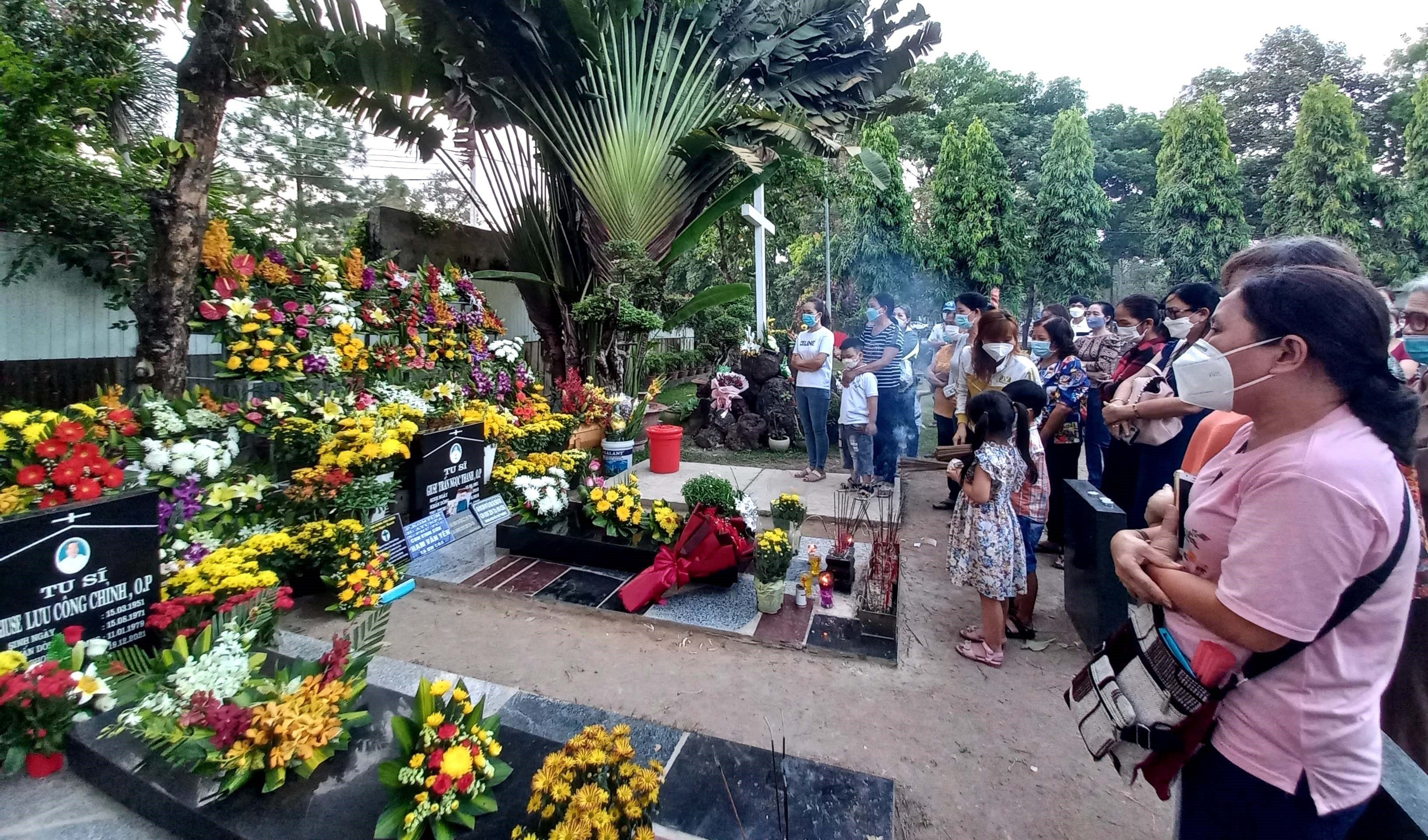 Ngôi mộ rực sắc hoa