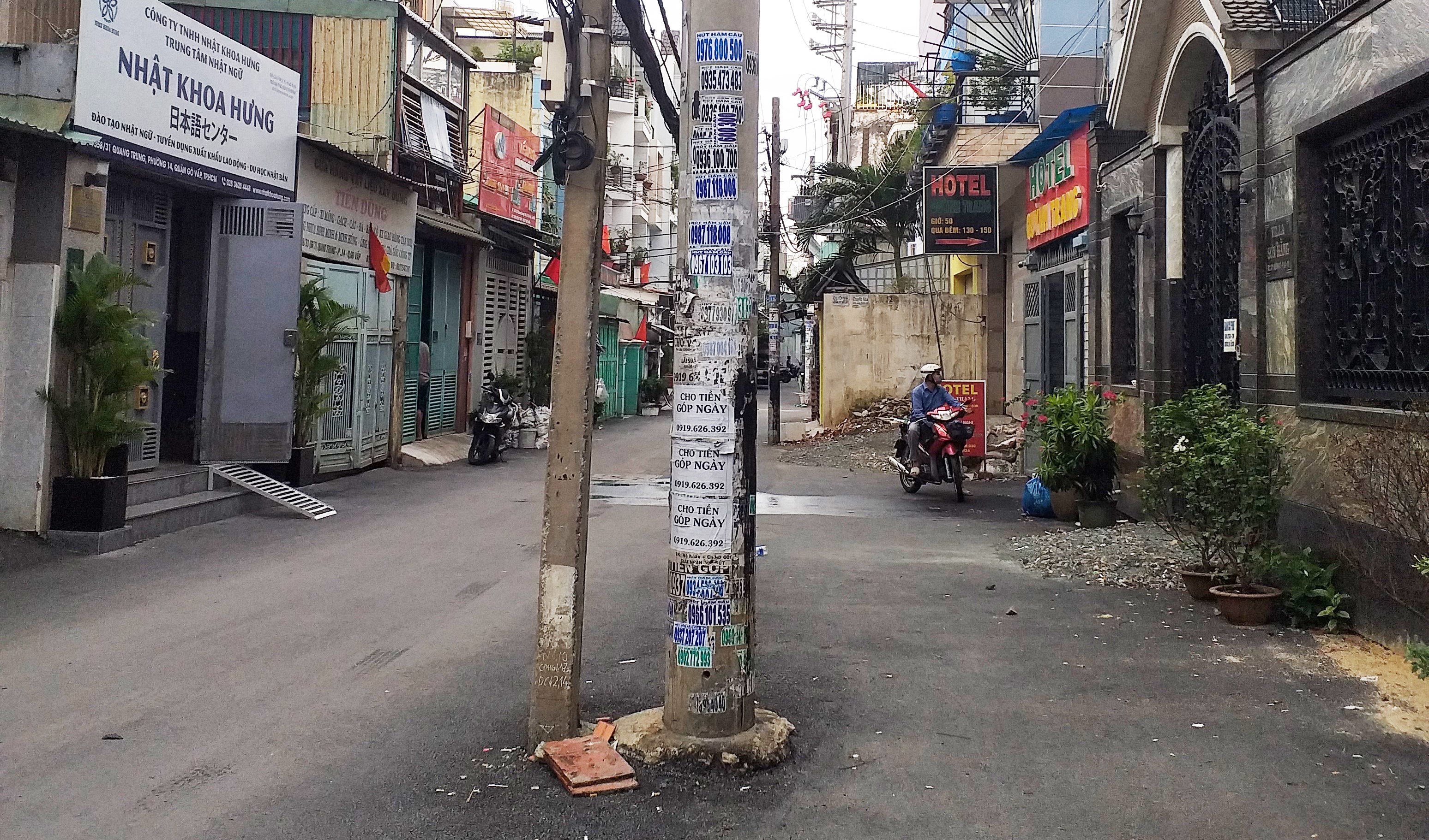 Cây cột điện “đứng” giữa đường hẻm