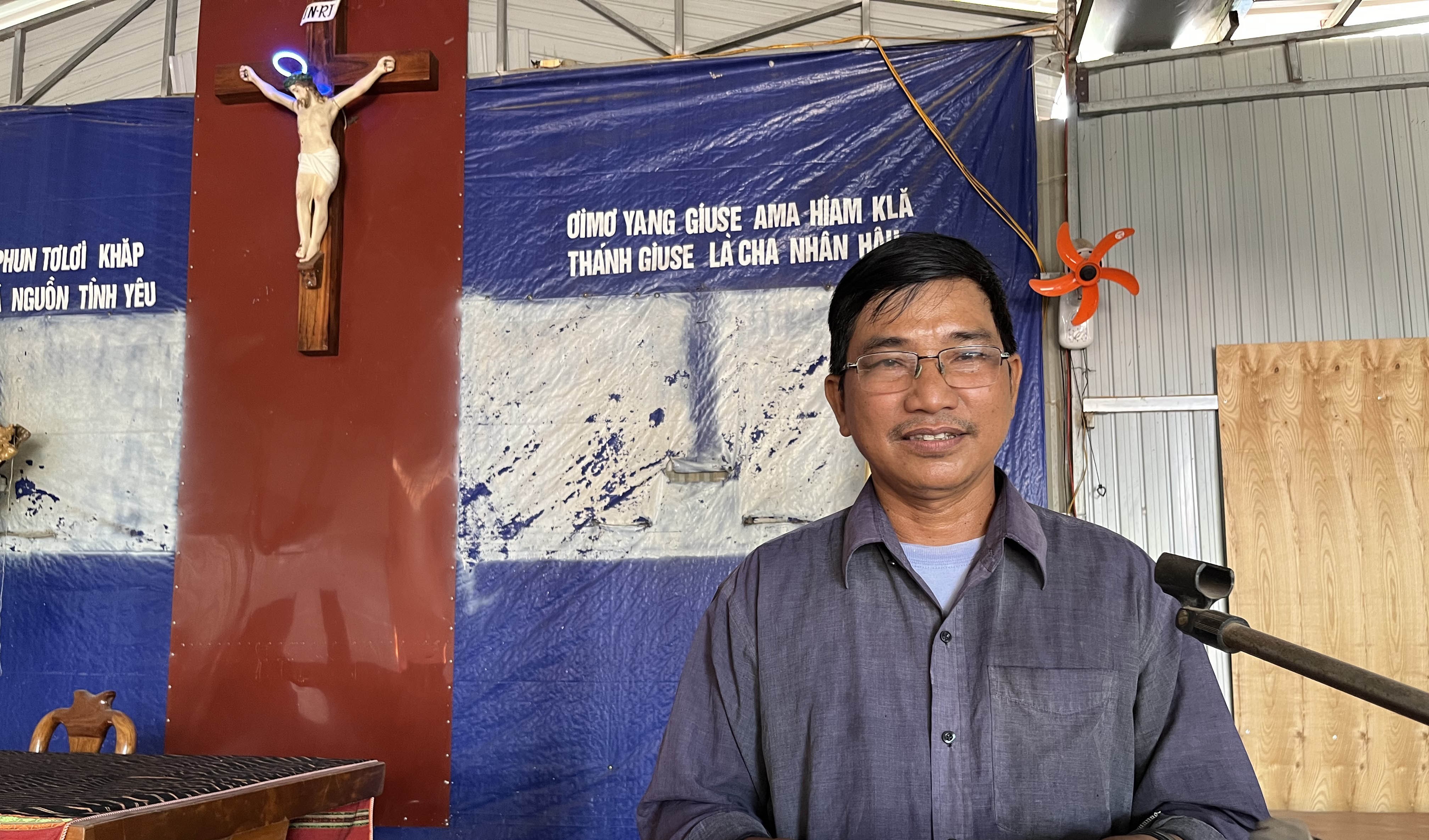 Người tân tòng Gia Rai vượt 130 cây số mang Mình Thánh Chúa cho giáo buôn