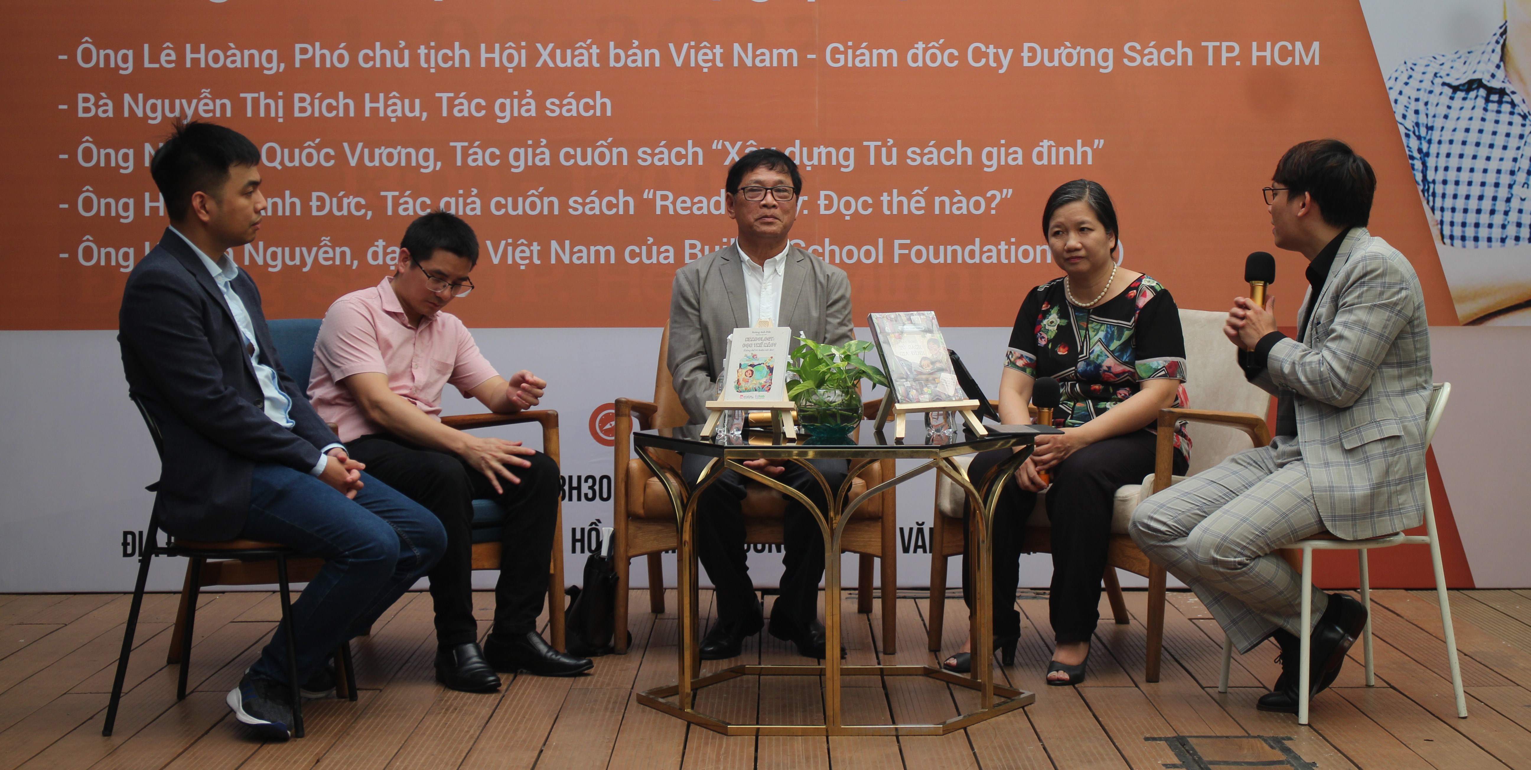 Tạo thói quen đọc và xây dựng tủ sách gia đình  có khó?