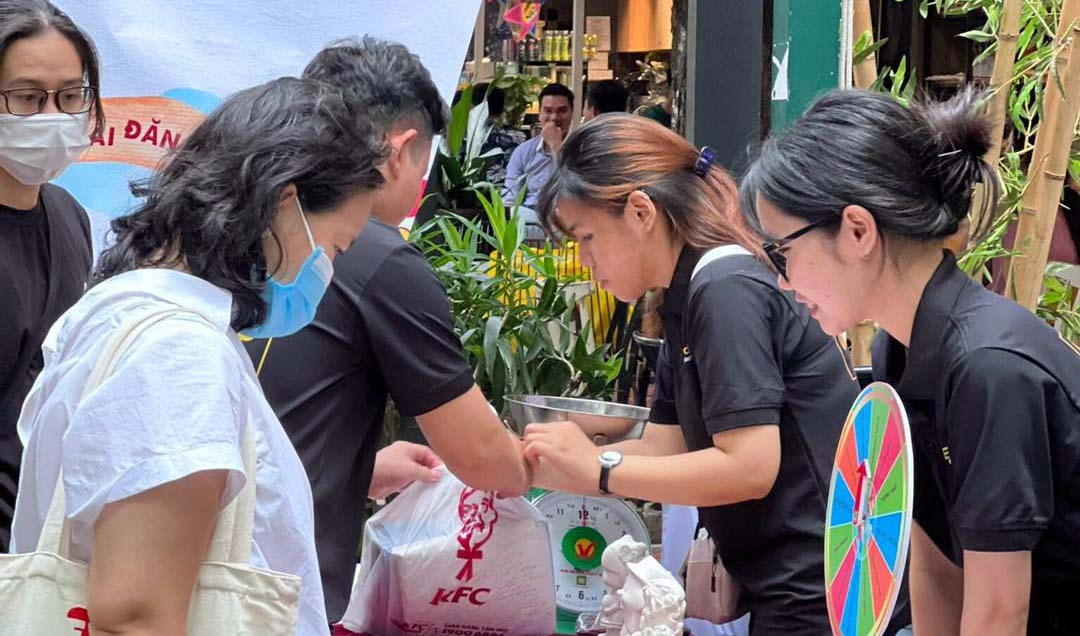 Hoạt ðộng trao tặng sách đầu năm học mới