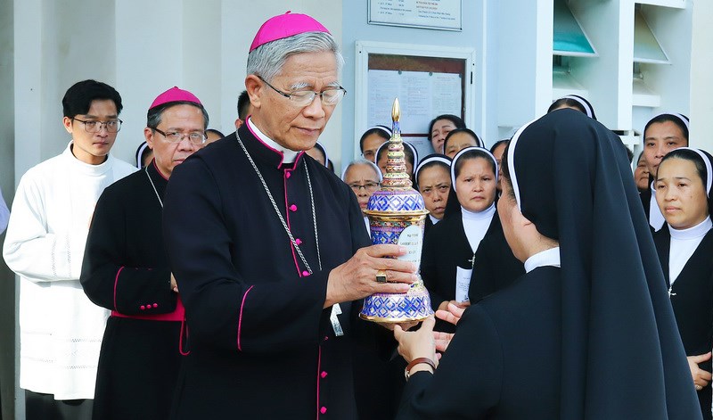 Cung nghinh di cốt Ðức cha Pierre Lambert De La Motte
