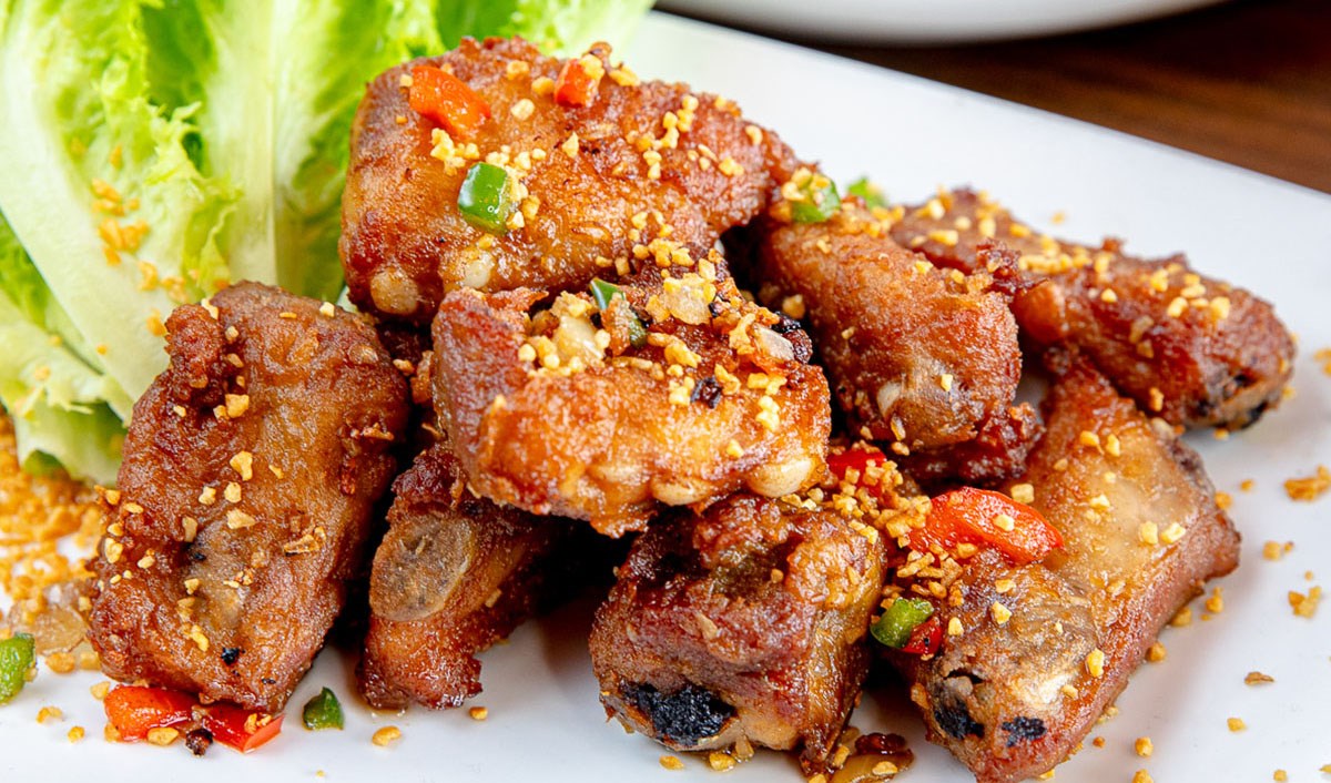 Sườn cháy tỏi ngon cơm