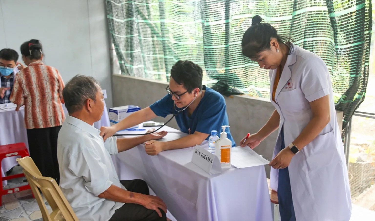 Caritas TGP Hà Nội khám bệnh và cấp phát thuốc miễn phí