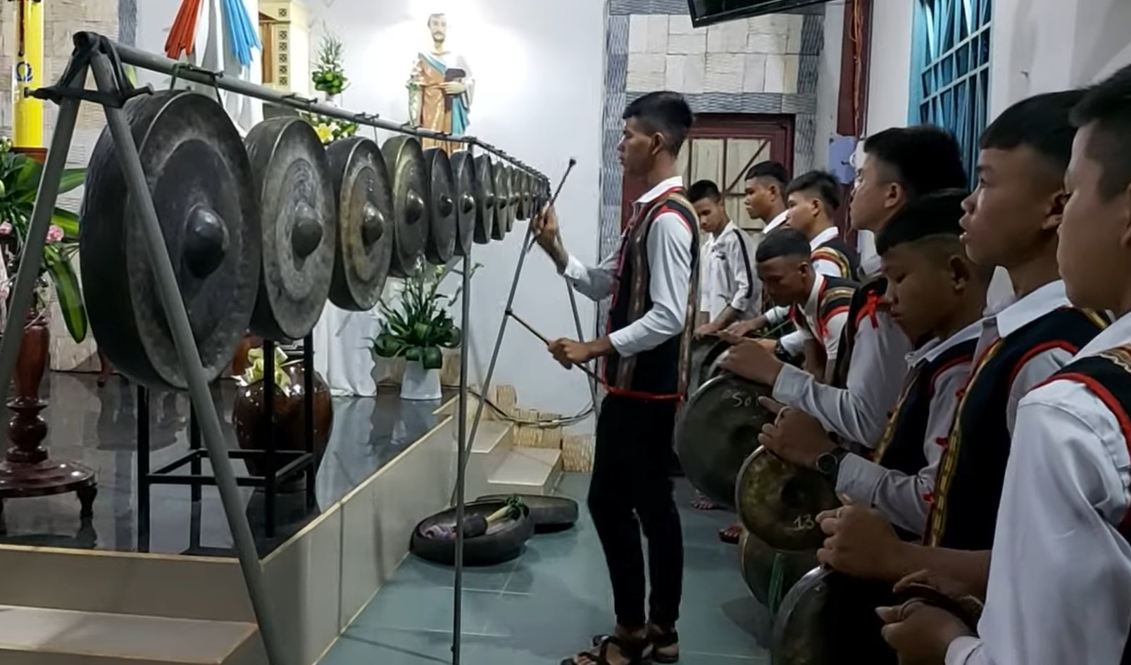 Âm vang tiếng đại ngàn