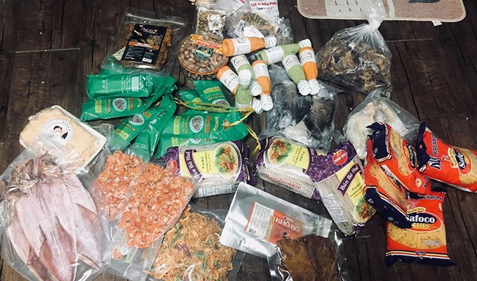 Mang quà cho người thân xa xứ