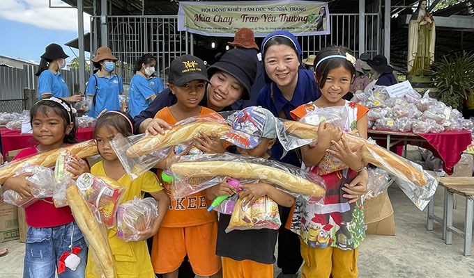Hội dòng Khiết Tâm Ðức Mẹ Nha Trang niềm vui chia sẻ Mùa Chay, tại giáo xứ miền núi Lương Giang, Gp Nha Trang