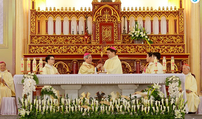 Ðức cha Louis Nguyễn Anh Tuấn chính thức nhận sứ vụ Giám mục Chánh tòa giáo phận Hà Tĩnh