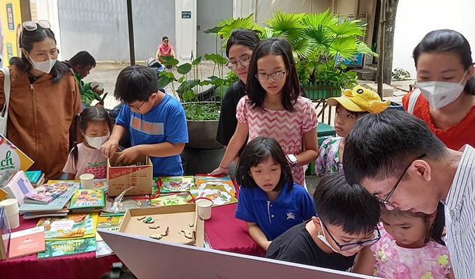 Mùa hè, nói chuyện đọc sách của trẻ
