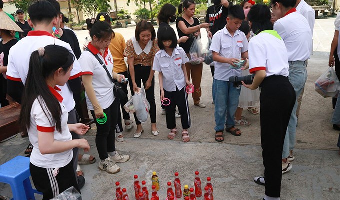 Hội chợ cho trẻ em có hoàn cảnh đặc biệt nhân ngày Quốc tế Thiếu nhi