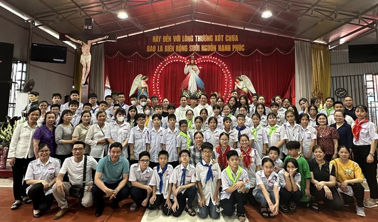 Thiếu nhi Thánh Thể giáo xứ Chánh tòa giáo phận Hải Phòng hành hương Đền Thánh tử đạo Hải Dương