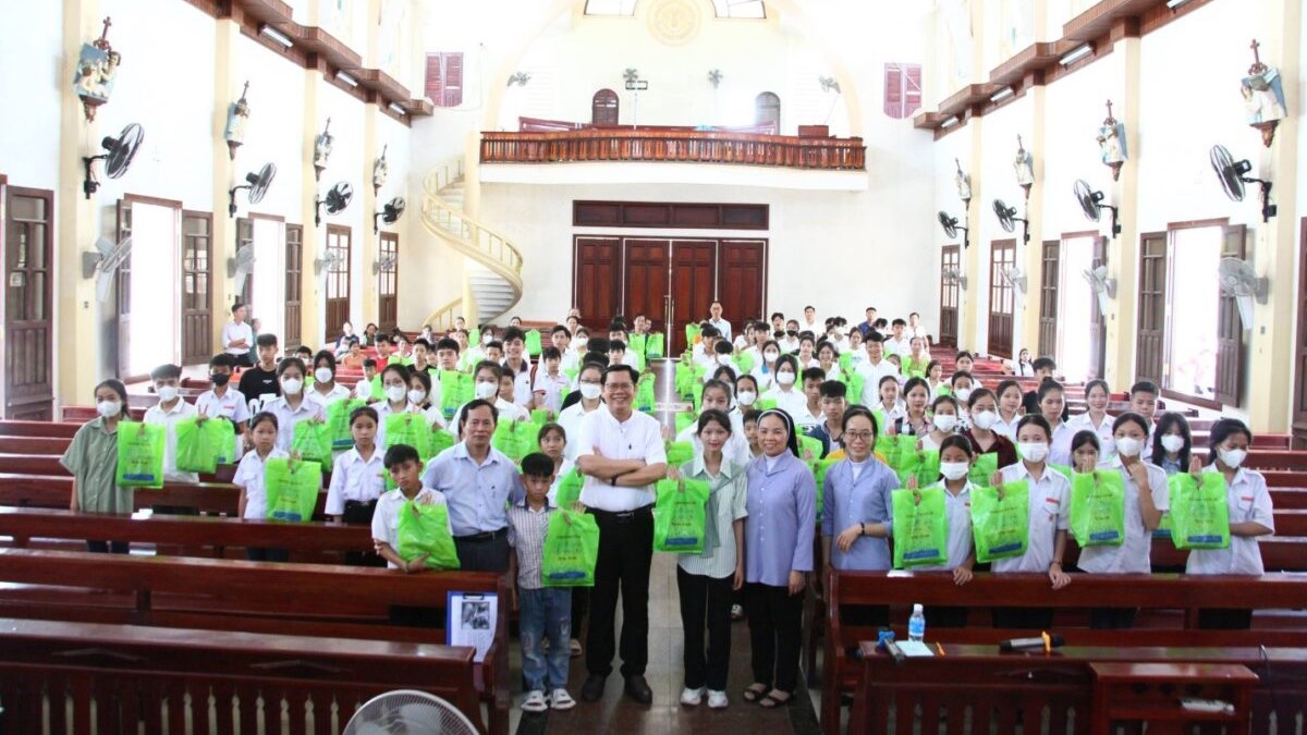 Cartitas Hà Tĩnh gặp gỡ các học sinh, sinh viên