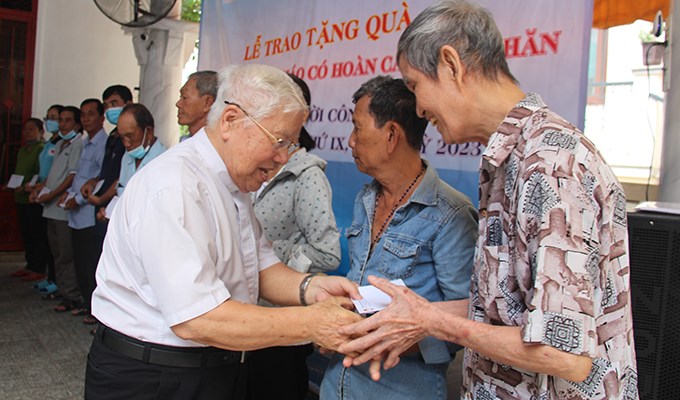 Trao quà đồng bào Công giáo có hoàn cảnh khó khăn