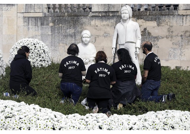 Tượng Phanxico va Jacinta ở Fatima