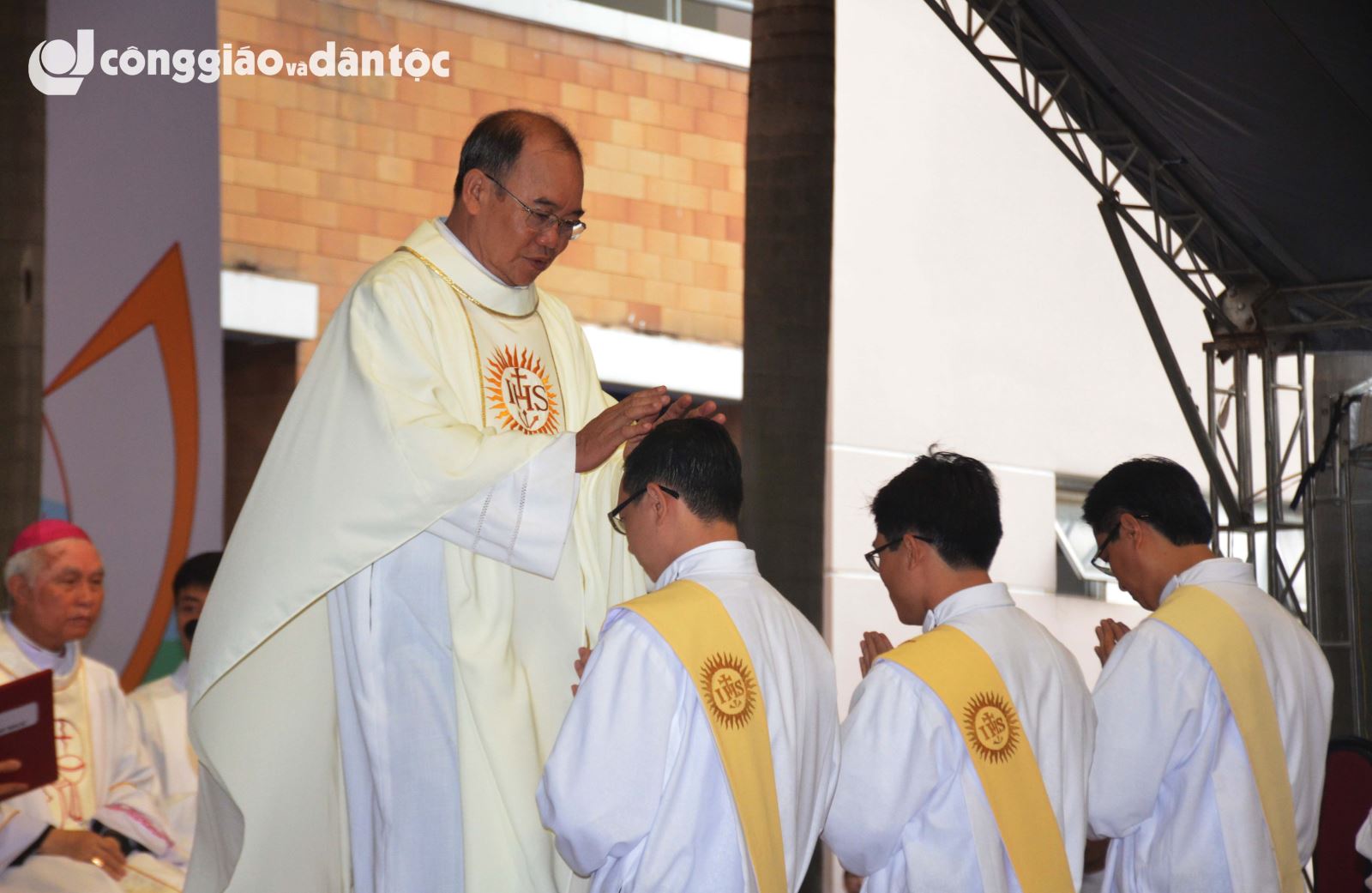 Sáng ngày 24.8.2017, tại Học viện Dòng Tên (quận Thủ Đức, TP Hồ Chí Minh), Đức cha Giuse Đinh Đức Đạo, Giám mục giáo phận Xuân Lộc, đã chủ sự thánh lễ truyền chức linh mục cho 5 tu sĩ Dòng Tên