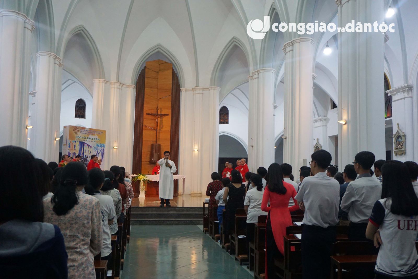Tong giam mục Phaolo khai giang nam hoc